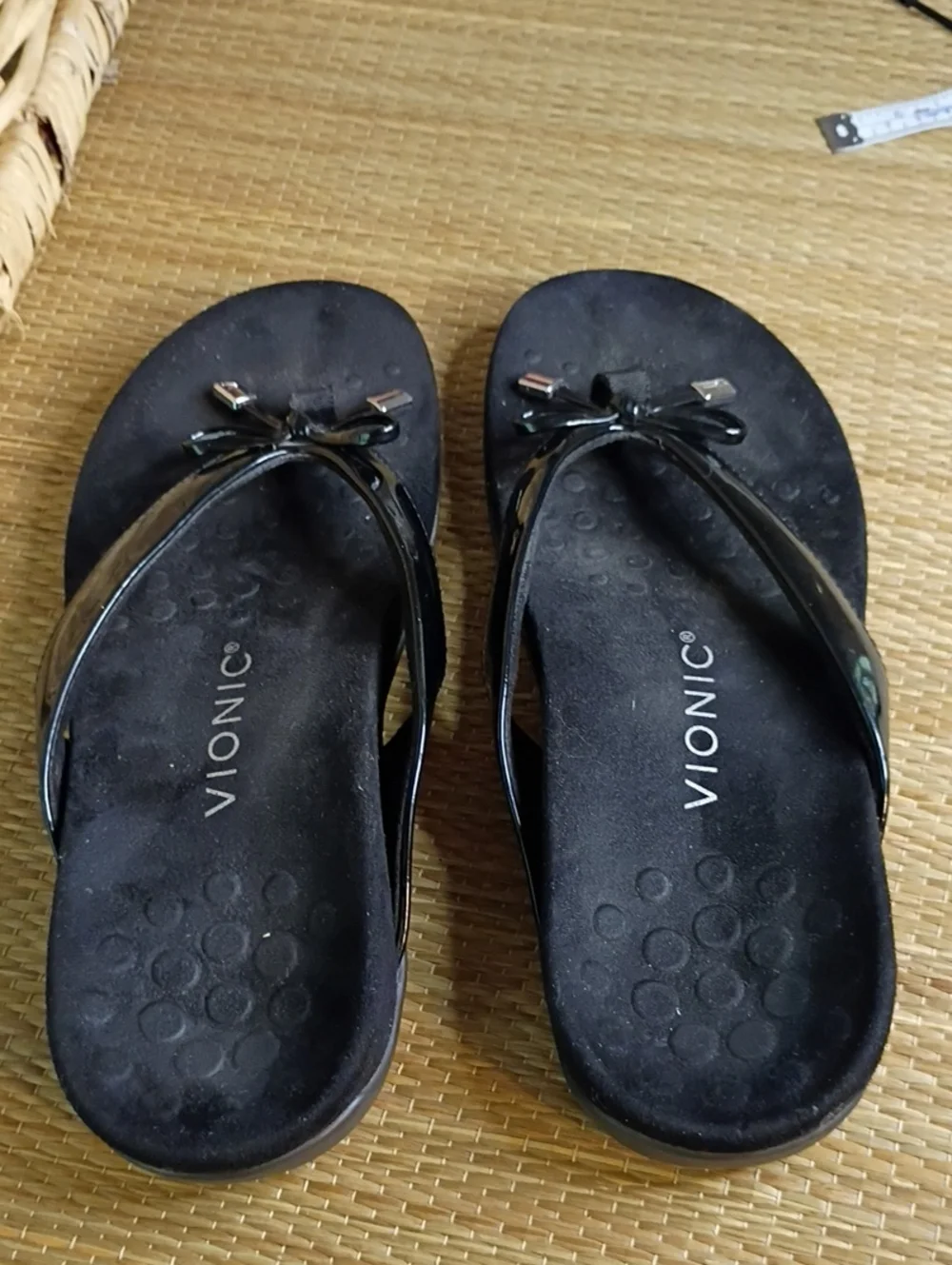 Vionic Women's Black Patent Bow Thong Sandals